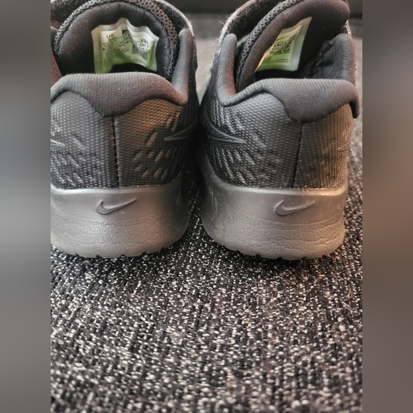 Boys Nike 5c shoes. Black. NWOT - Picture 2 of 3